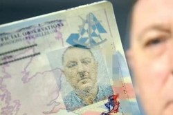 Buat Paspor Baru, Foto Traveler Ini Malah Mirip Hitler