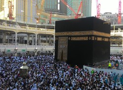 Begini Cara Agar Bisa Salat di Depan Kabah