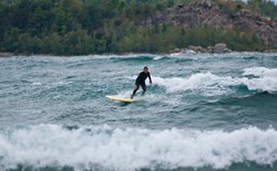 Bukan Laut, Danau di Perbatasan AS-Kanada Jadi Surga Para Peselancar