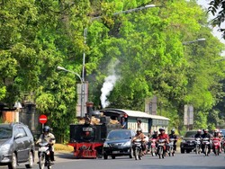 Jalan-jalan di Solo Naik Kereta Uap, Seru!