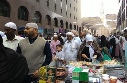 Ramainya Pasar Kaget Setiap Habis Salat di Madinah
