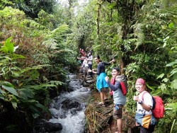 Belajar Naik Gunung di Kawah Ratu