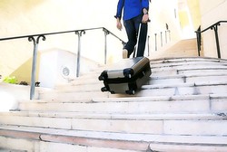 Penting! Koper Ini Bisa Diseret Lewat Tangga