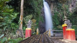 Grojogan Sewu yang Segar di Malang