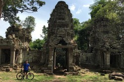 Beramal dengan Wisata Sepeda di Kawasan Angkor Wat, Kamboja