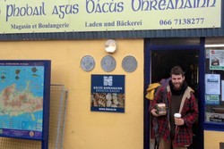 Traveler Ganteng Inggris Jalan Kaki Ribuan Km Demi Amal