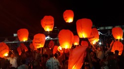 Bukan Main! Cantiknya 100 Lampion dari Danau Sentani