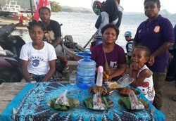 Pinang & Papeda, Jajanan Khas di Festival Danau Sentani