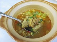 Slurp! Sedapnya Sop Iga Asam Pedas yang Hangat Berempah