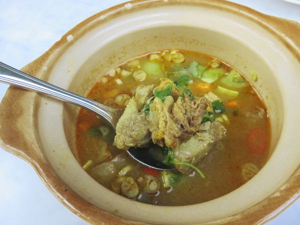 Slurp! Sedapnya Sop Iga Asam Pedas yang Hangat Berempah