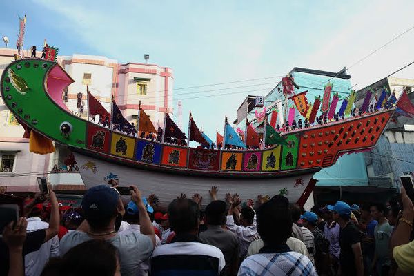 Seperti Ini Ramainya Saat Tongkang Diarak di Bagansiapiapi Seperti Ini Ramainya Saat Tongkang Diarak di Bagansiapiapi