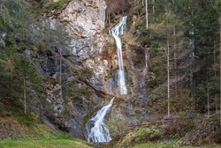 Turis Asyik Foto Air Terjun, Mobilnya Jatuh ke Jurang