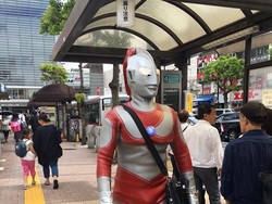 Netizen di Tokyo Heboh, Ada Ultraman Traveling Naik KRL