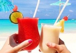 Slurp! Traveler Foto Minuman Segar dengan Latar Ragam Pemandangan