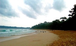 Libur Akhir Pekan, Main ke Pantai Sendiki Malang