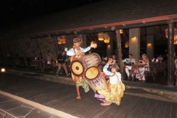 Tari Gendang Beliq Hibur Turis Asing di Pantai Klui, Lombok