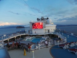 Bagaimana Kapal Pesiar Hindari Cuaca Buruk & Bajak Laut?