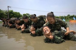 Hadapi Penumpang Bandel, Pramugari di China Dilatih Beladiri