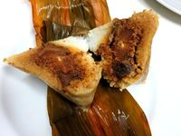 Enaknya Bacang Spesial Isi Ayam Kuning Telur Asin yang Empuk Pulen