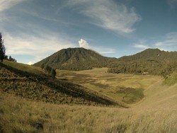 Libur Lebaran Sambil Nikmati Keindahan Oro-oro Ombo di Semeru