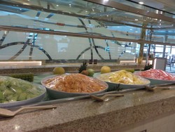 Begini Sibuknya Para Koki Menyiapkan Makan di Kapal Pesiar