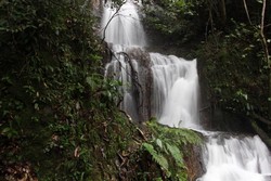 Mengunjungi Air Terjun dengan Jalur Menantang di Lembah Harau