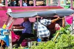Naik Tuk-tuk Beramai-ramai, Masih Muat!