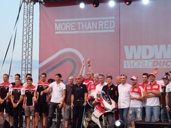 Casey Stoner Luncurkan Panigale S Edisi Ultah 90 Tahun Ducati