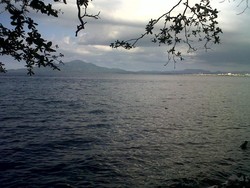 Santai Bareng Keluarga di Pantai Malalayang, Manado