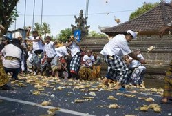 Tradisi Perang Ketupat Saat Lebaran di Lombok