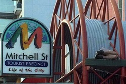 Turis Mabuk Diselamatkan Saat Ketiduran di Atap Mal Darwin