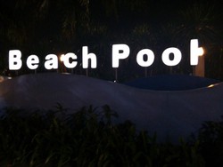 Menikmati Malam di Pantai Ancol