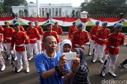 Traveler Tak Masalah Pergantian Penjaga Istana di Jakarta Mirip di Inggris