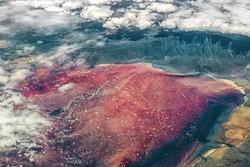 Danau Pink Cantik Tapi Bagai Neraka di Afrika