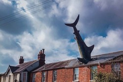 Monumen Aneh di Inggris, Berbentuk Ikan Hiu Tersangkut di Atap