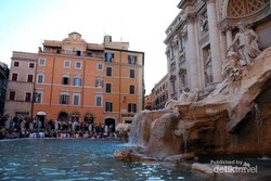 Terjun ke Air Mancur Trevi, Artis Inggris Didenda Rp 6,5 Juta!