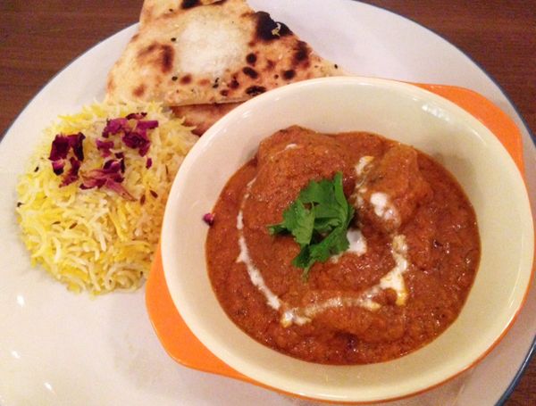 Di Bolly Food Bisa Menikmati Lezatnya Butter Chicken Masala dengan Roti Naan