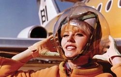 Mengenang Maskapai Braniff yang Pramugarinya Pakai Helm