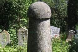 Misteri Nisan Berbentuk Penis di Latvia