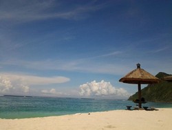 Akhir Pekan yang Tenang di Pantai Maluk, Sumbawa