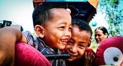 Tertawa bersama bukan berduka bersama