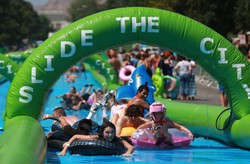 Yang Seru Agustus Ini, Main Seluncuran di Tengah Kota Hong Kong