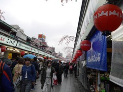 Tempat Terbaik Belanja Suvenir & Jajanan Tradisional di Tokyo