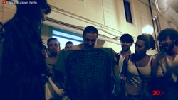 Keren! Remaja Ini Membuat Motif Baju dari Gorong-gorong