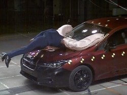 Lindungi Pejalan Kaki, Subaru Impreza Punya Airbag di Luar