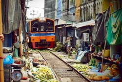 Yang Unik di Thailand, Ada Pasar di Pinggir Rel Kereta Api
