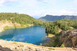 Bukan di Bangka, Ini Danau Biru Tomosu di Sawahlunto