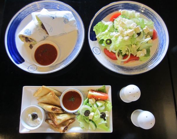 Gyros Souvlaki Lamb dan Greek Salad yang Enak dan Sehat Ada di Sini