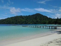 Pantai di Raja Ampat yang Serasa Milik Pribadi