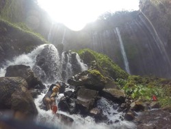 Terpesona Air Terjun Cantik di Lereng Semeru
